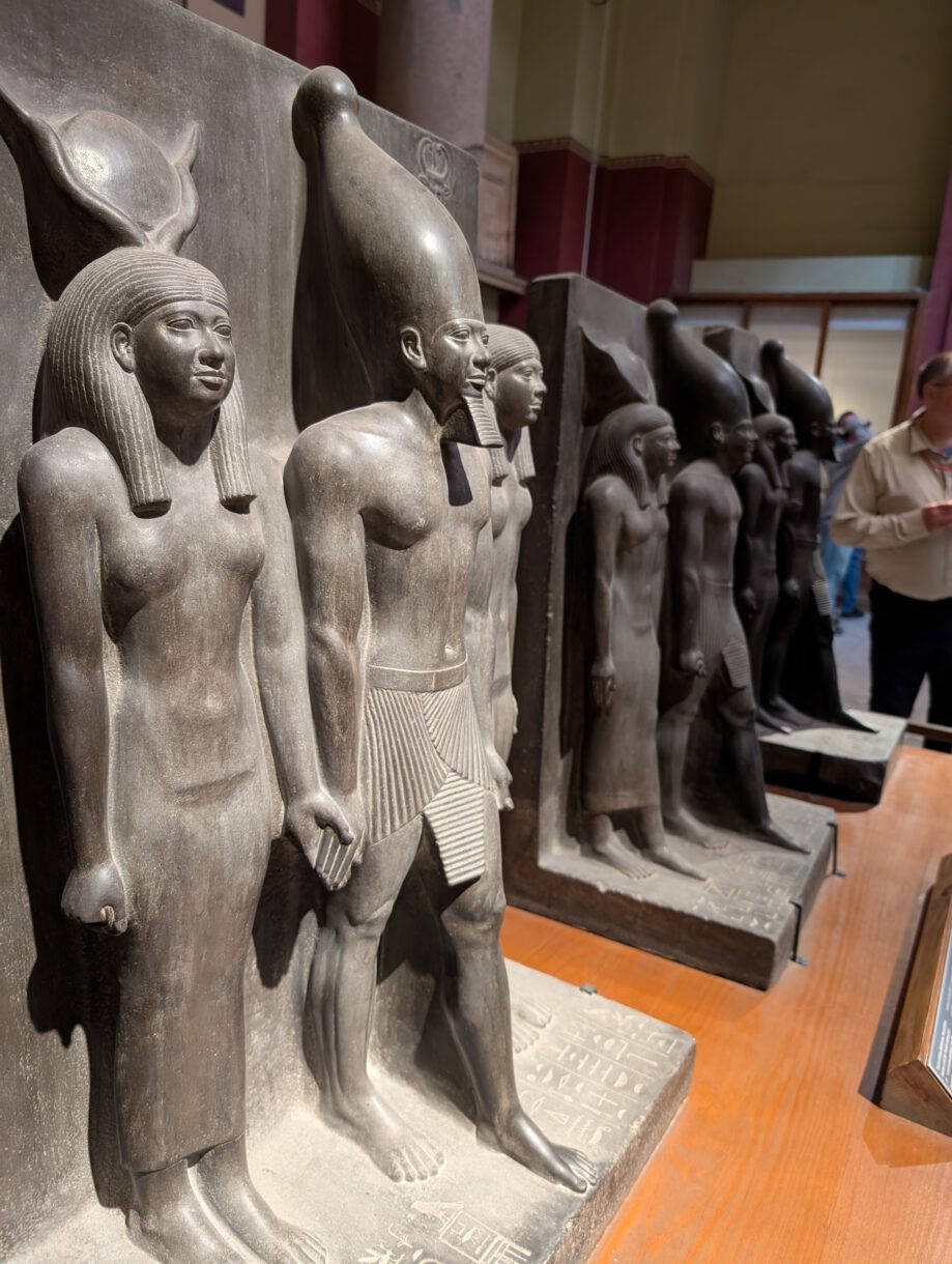 Menkaure-Statuen